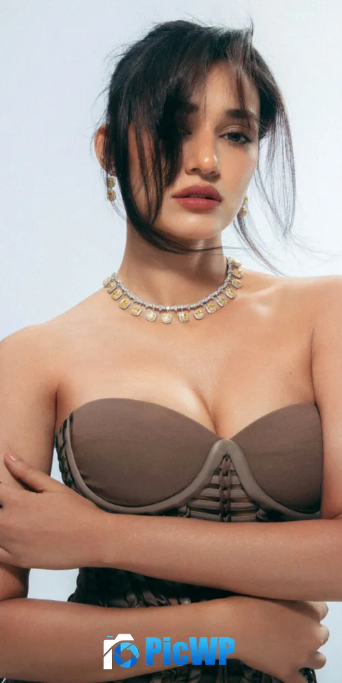 Disha Patani Strapless 3K Mobile Wallpaper