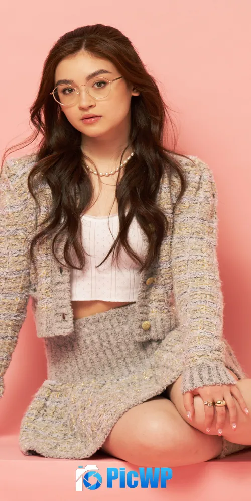 Anna Cathcart Peach background 3K Mobile Wallpaper