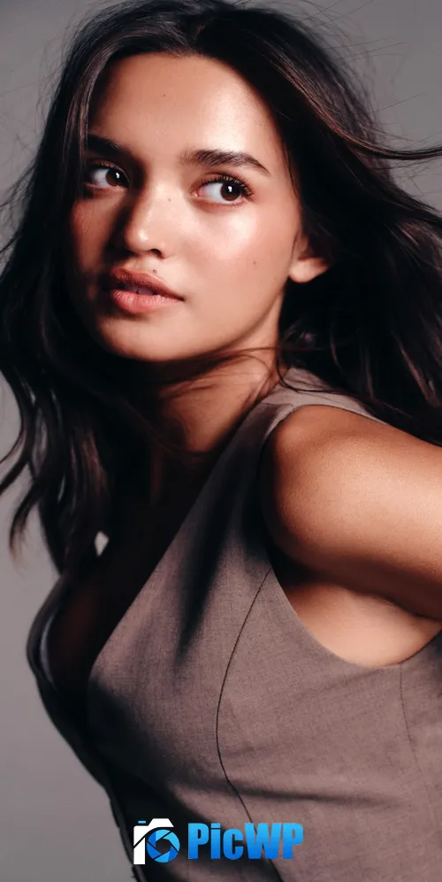Sophia Hammons Portrait 3K Mobile Wallpaper