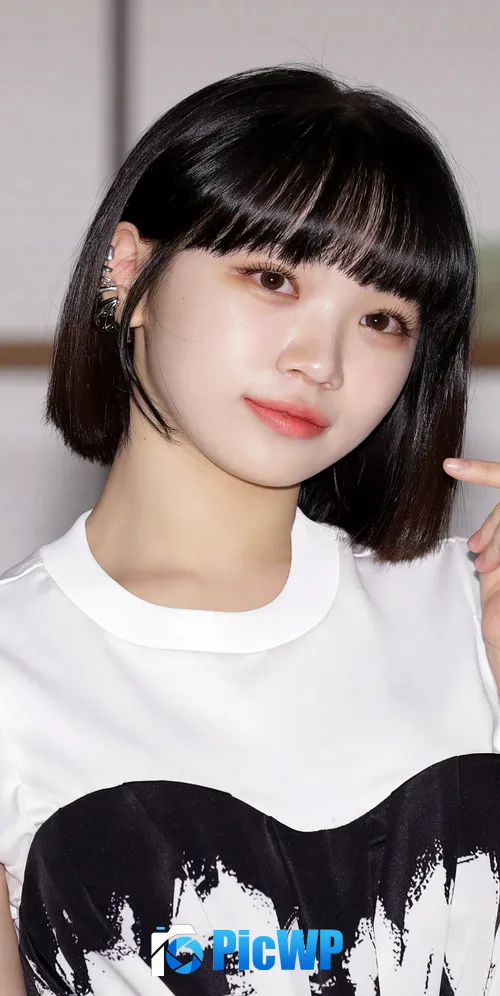 Kim Chaewon Finger heart 3K Mobile Wallpaper