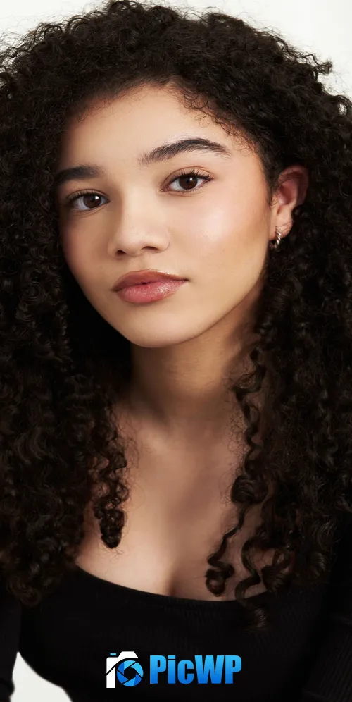 Malia Baker 3K Mobile Wallpaper