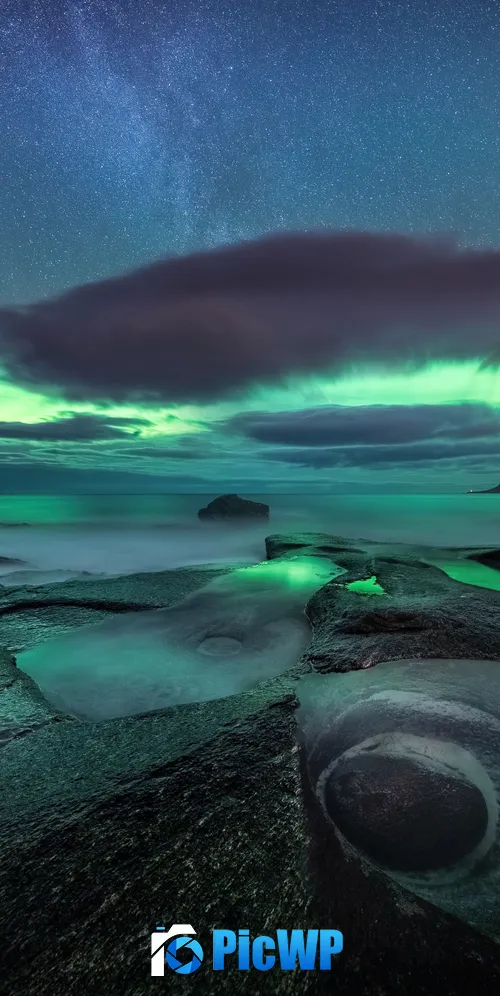 Uttakleiv beach Aurora sky 3K Mobile Wallpaper