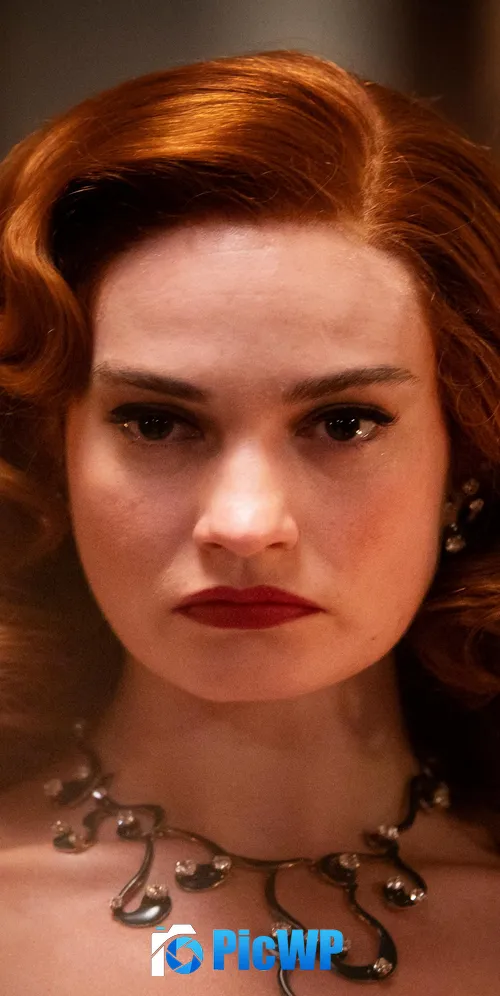Lily James as Josephine Esperanto in Finalmente l'alba 3K Mobile Wallpaper