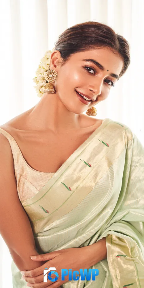Actress Pooja Hegde in Saree 3K Mobile Wallpaper