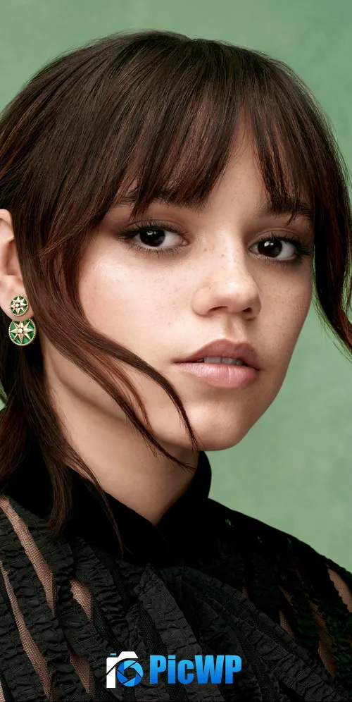 Jenna Ortega Green background 3K Mobile Wallpaper