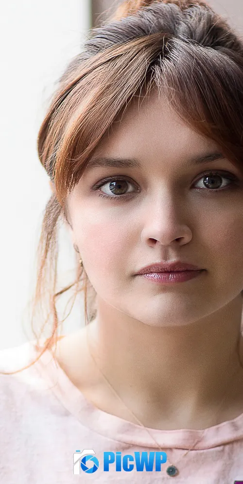 English actress Olivia Cooke 3K Mobile Wallpaper