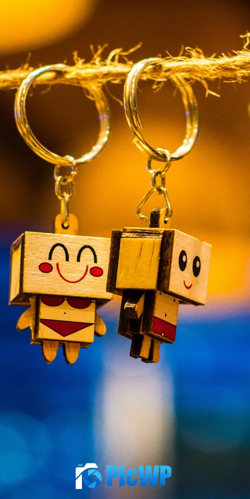 Box Man couple key chain Hanging 3K Mobile Wallpaper