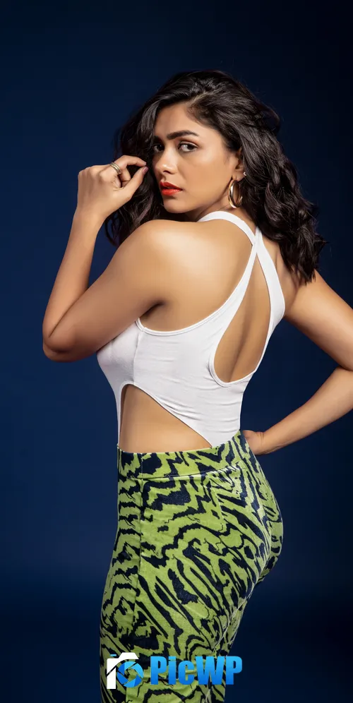 Mrunal Thakur Bollywood actress 3K Mobile Wallpaper