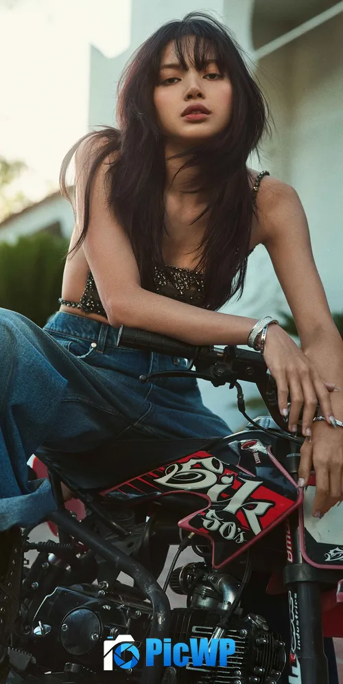 Lisa Outdoor 3K Mobile Wallpaper