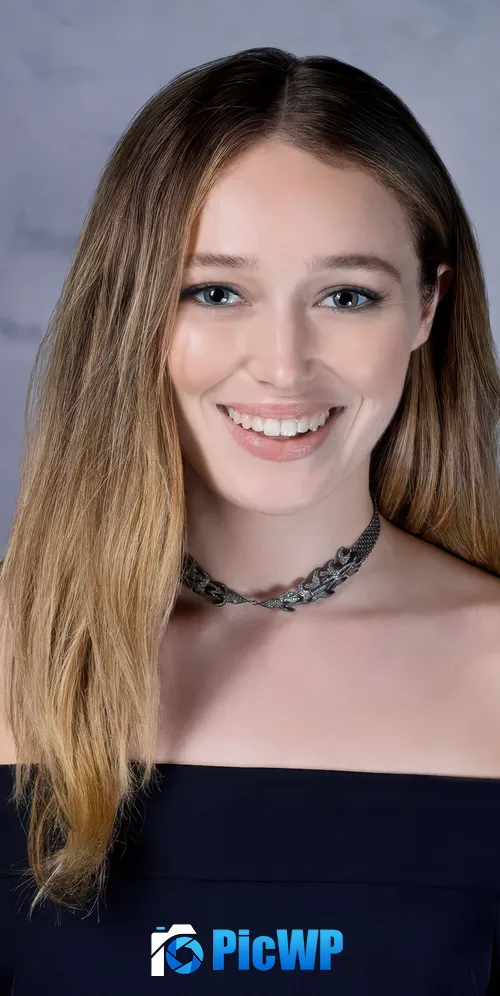 Alycia Debnam-Carey Smiling 3K Mobile Wallpaper