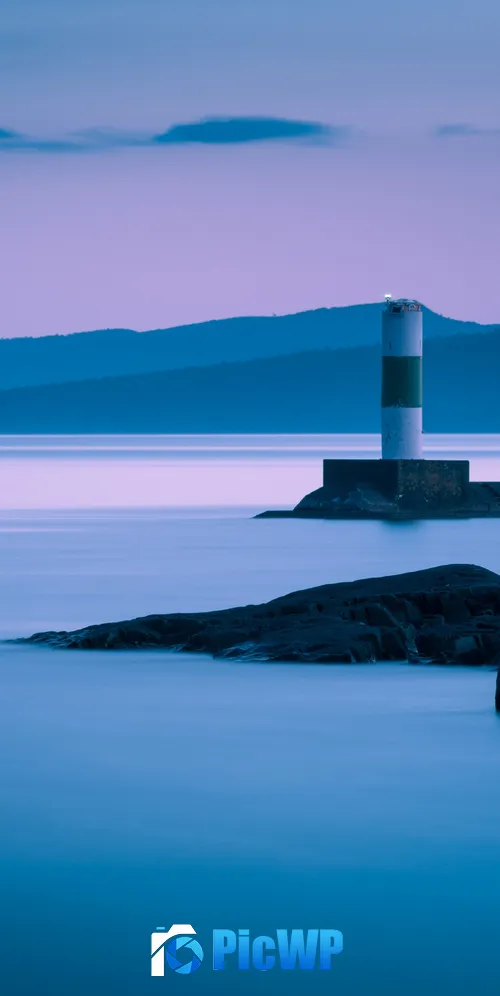 Grand Marais Lighthouse 3K Mobile Wallpaper