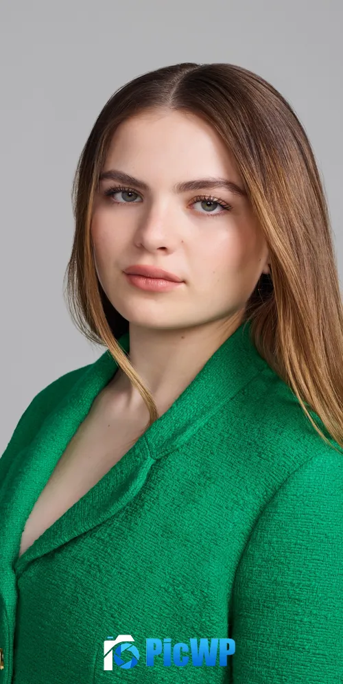 Chiara Aurelia American actress 3K Mobile Wallpaper
