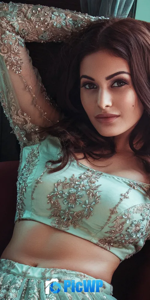 Amyra Dastur Bollywood actress 3K Mobile Wallpaper
