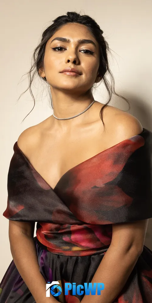 Indian actress Mrunal Thakur 3K Mobile Wallpaper