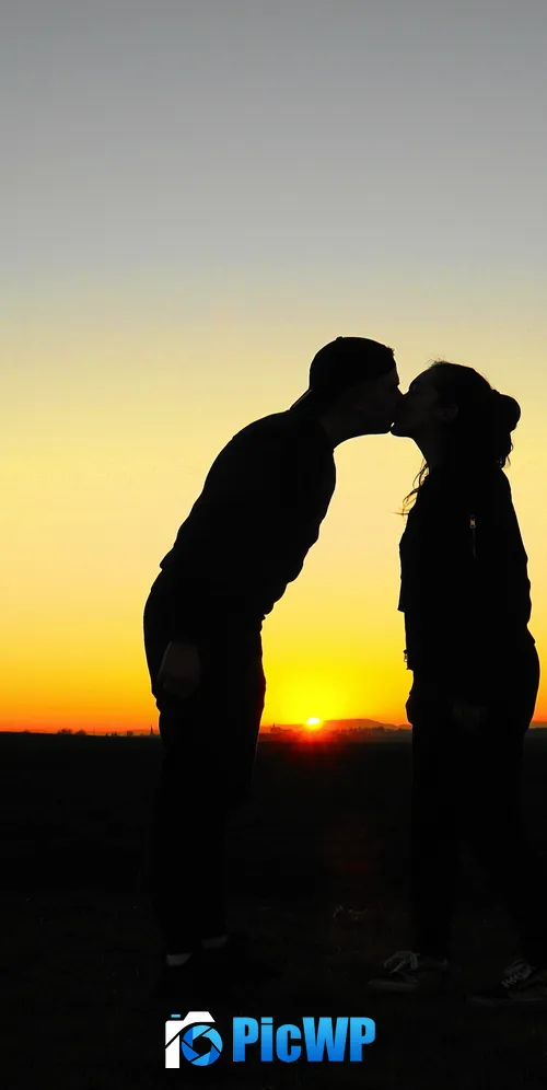 Kissing couple Silhouette 3K Mobile Wallpaper