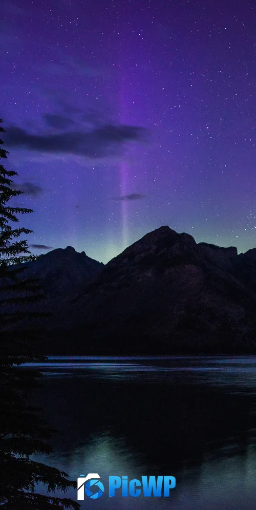 Lake Minnewanka Aurora Borealis 3K Mobile Wallpaper