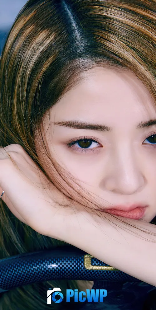 K-pop singer Huh Yunjin 3K Mobile Wallpaper