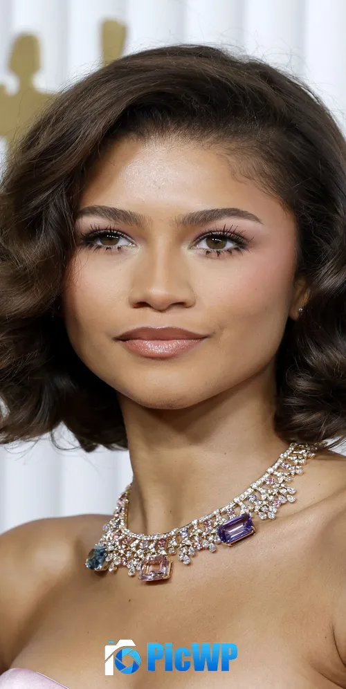 Zendaya Outdoor 3K Mobile Wallpaper