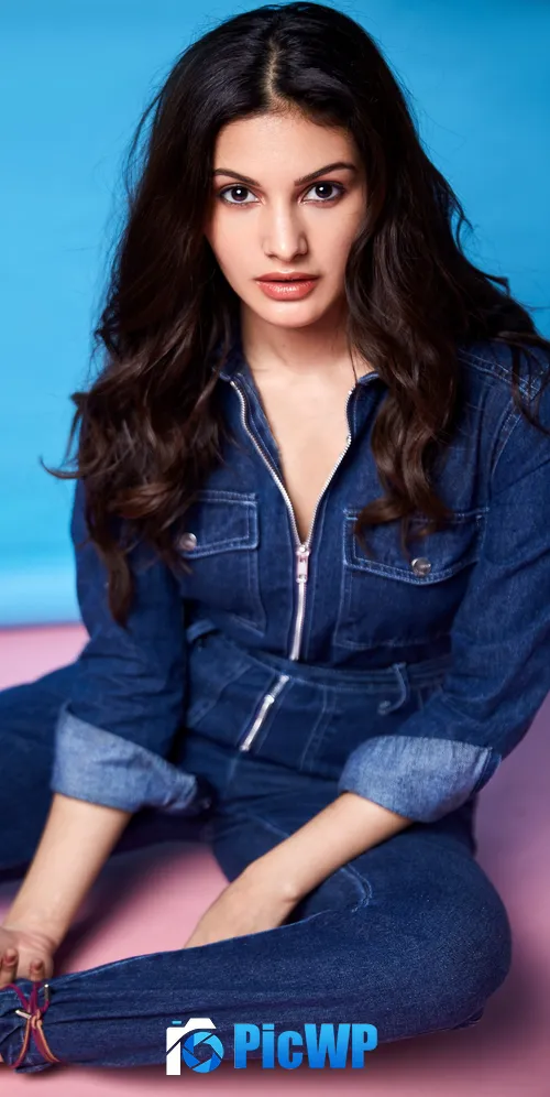 Amyra Dastur Indian actress 3K Mobile Wallpaper