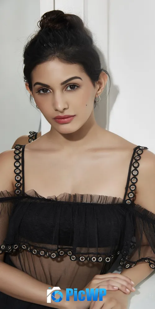 Amyra Dastur Actress 3K Mobile Wallpaper