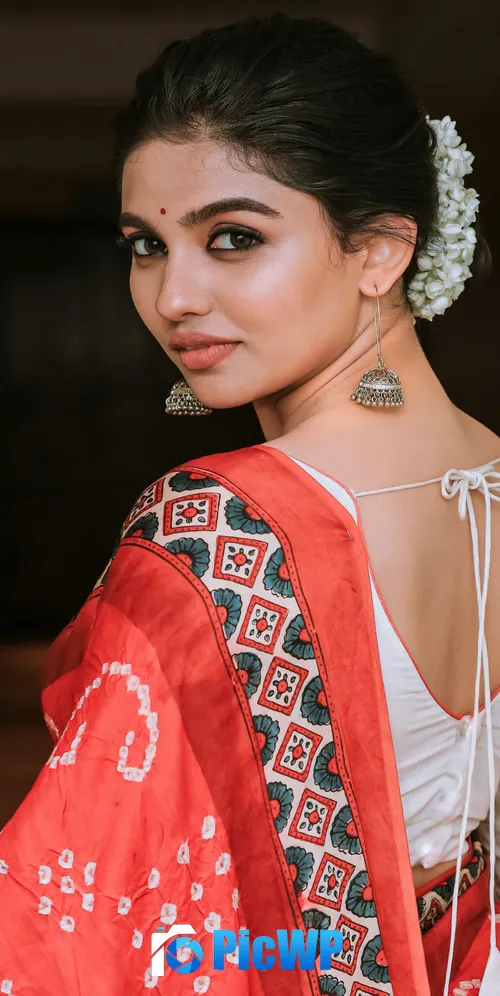 Mamitha Baiju Saree 3K Mobile Wallpaper