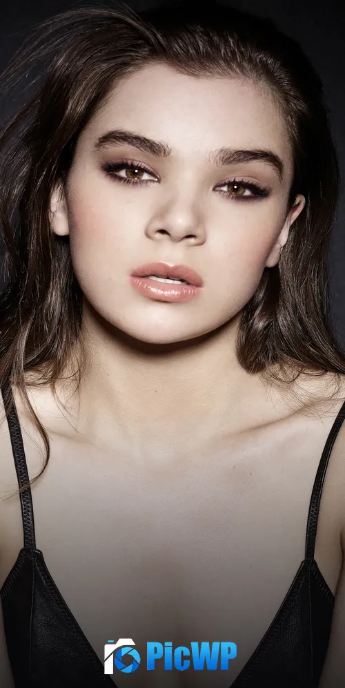 Hailee Steinfeld Portrait 3K Mobile Wallpaper