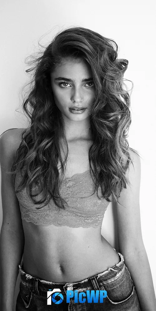 Taylor Hill Monochrome 3K Mobile Wallpaper