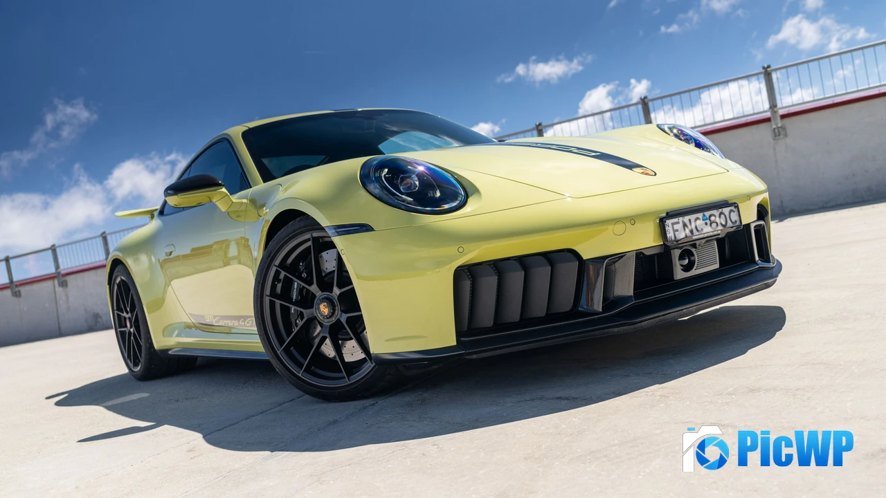 Porsche 911 Carrera 4 GTS 2025 4K PC Wallpaper