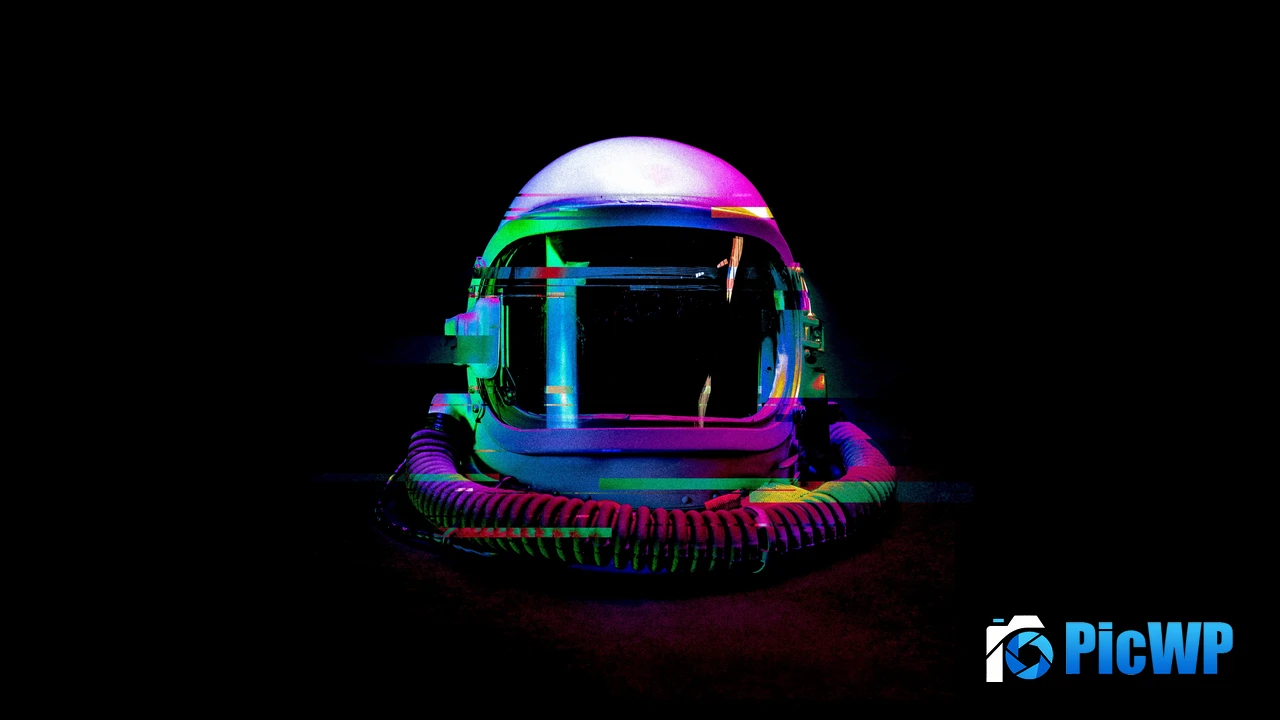 Astronaut helmet Glitch art 4K PC Wallpaper
