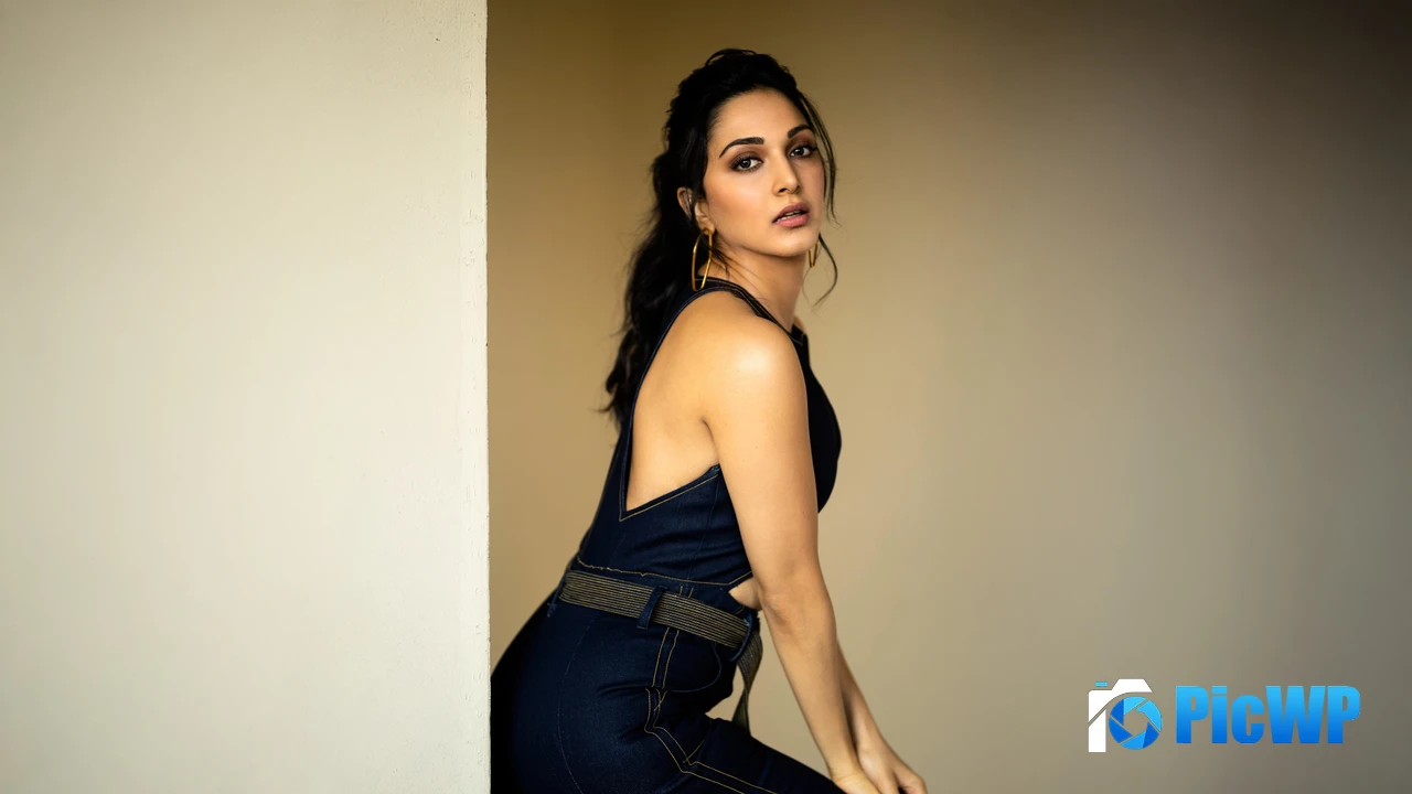 Kiara Advani Denim outfit 4K PC Wallpaper