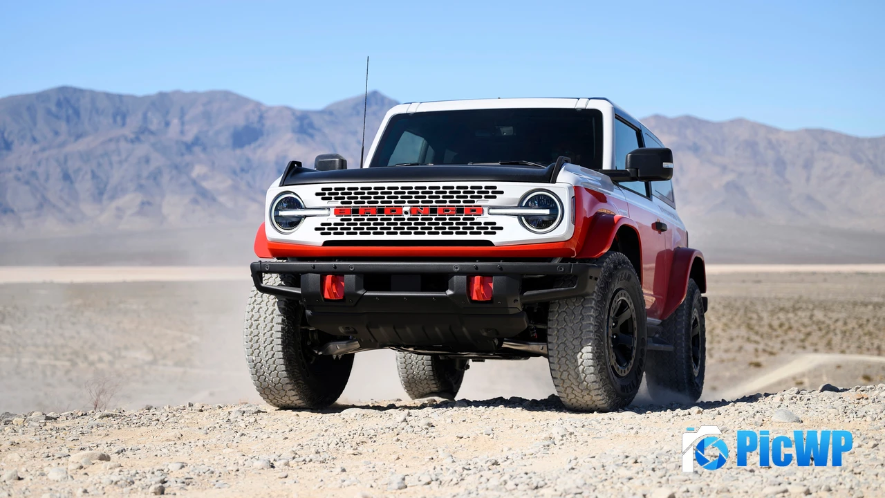 Ford Bronco 2-Door Stroppe 2025 4K PC Wallpaper