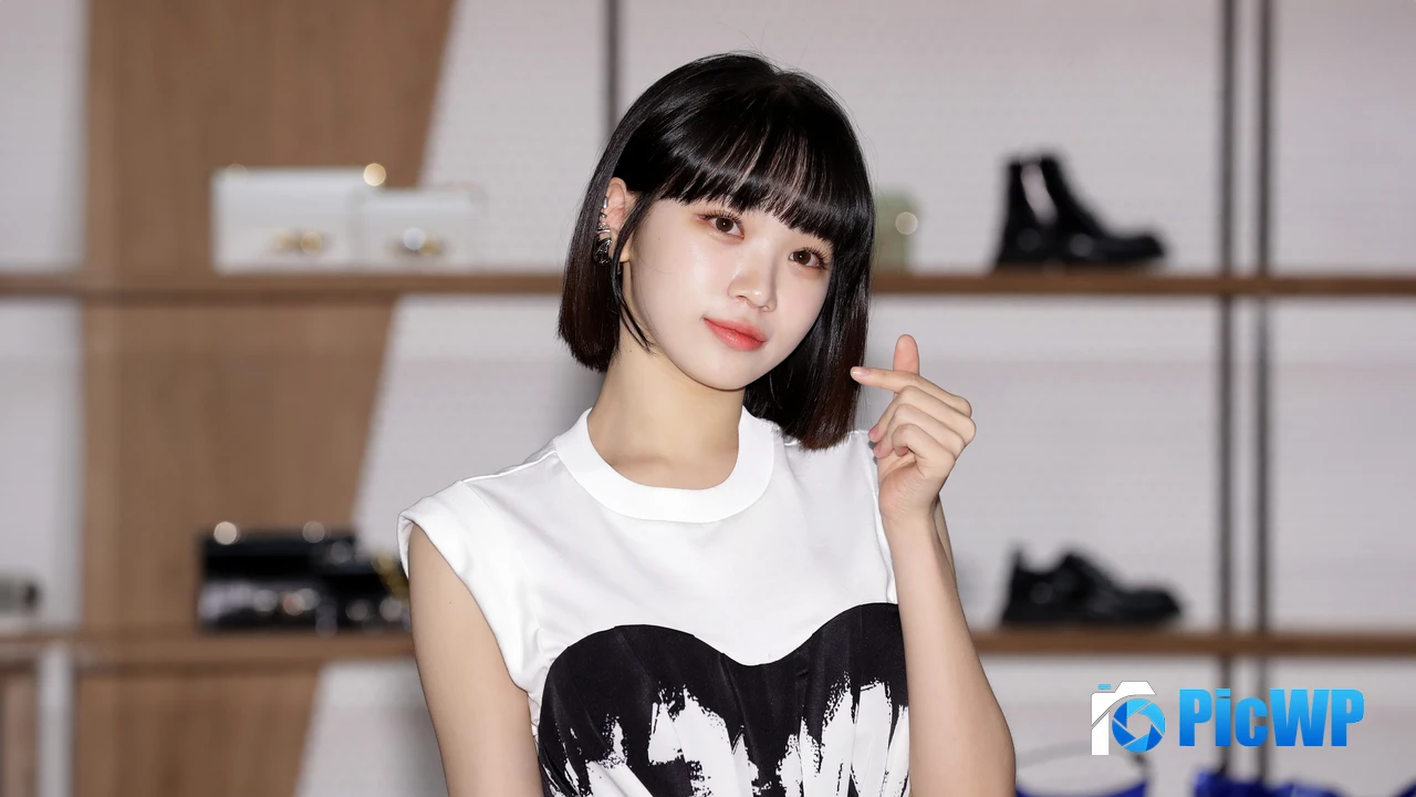Kim Chaewon Finger heart 4K PC Wallpaper