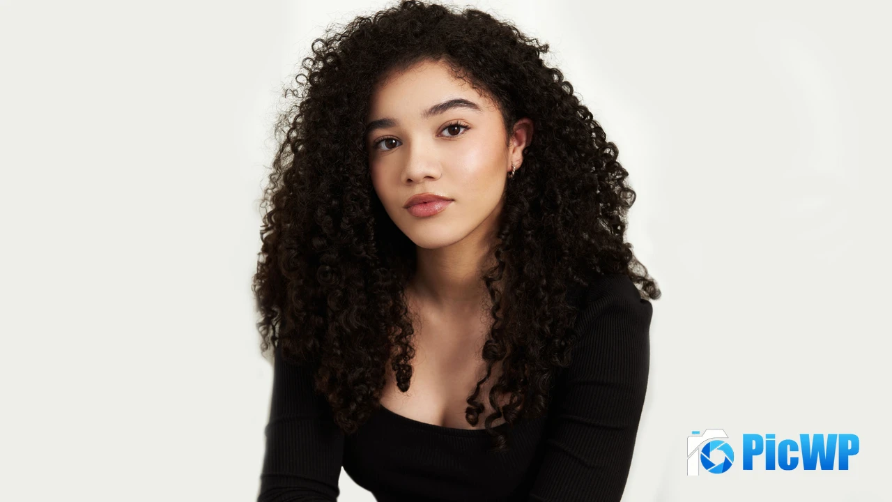 Malia Baker 4K PC Wallpaper