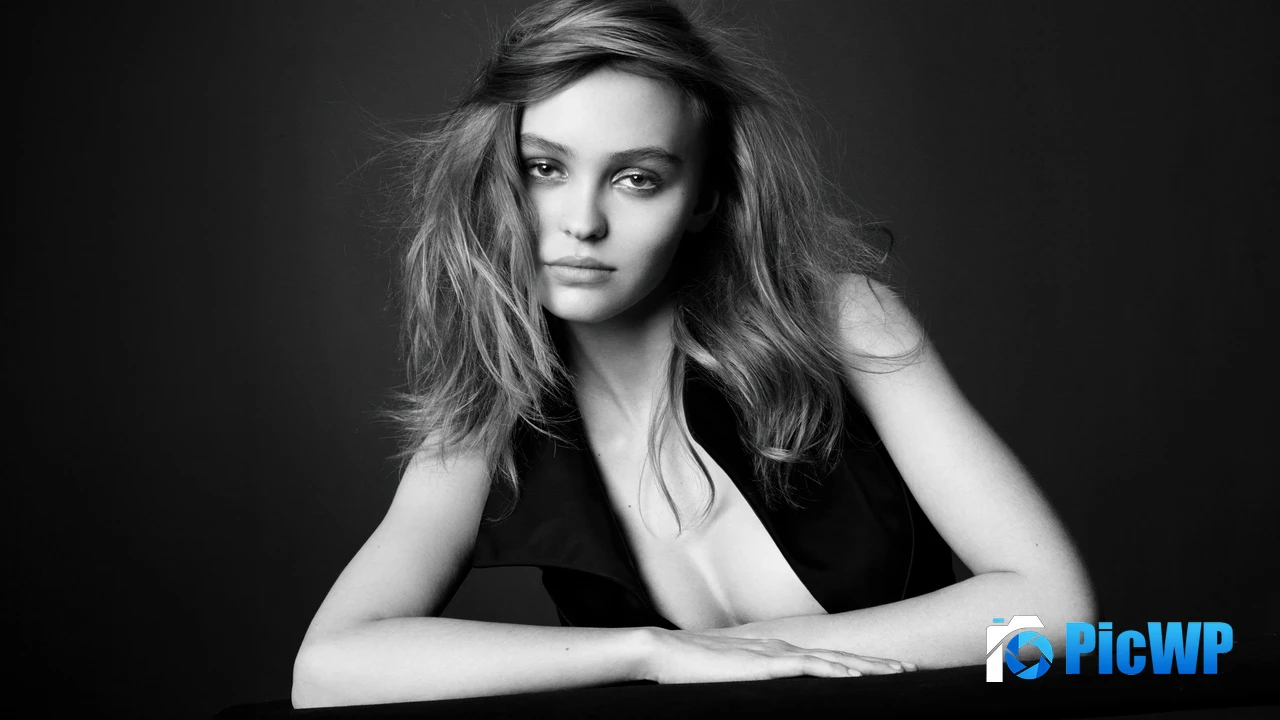 Lily Rose Depp Black and White 4K PC Wallpaper