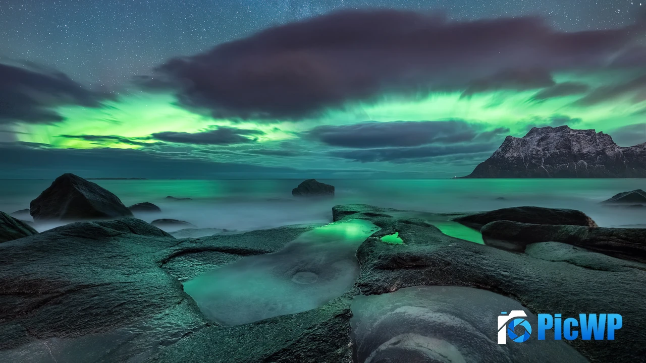Uttakleiv beach Aurora sky 4K PC Wallpaper