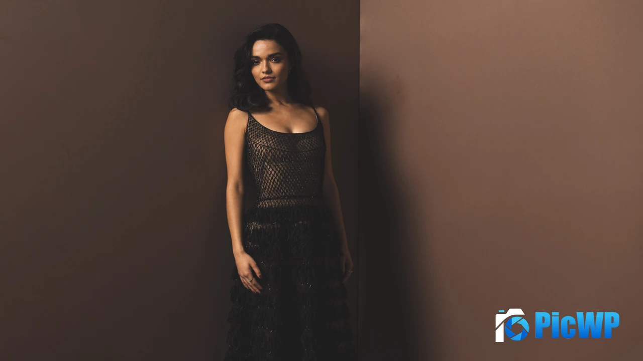 Rachel Zegler Brown background 4K PC Wallpaper