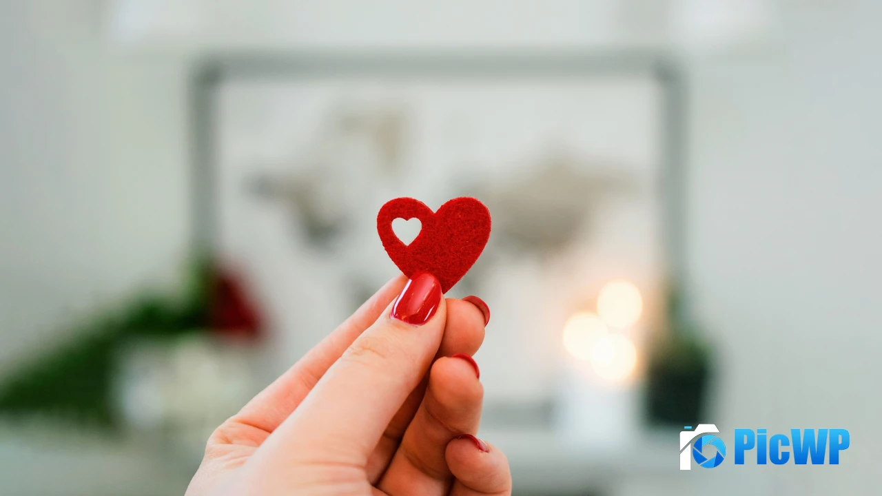 Red heart in Woman's hand 4K PC Wallpaper