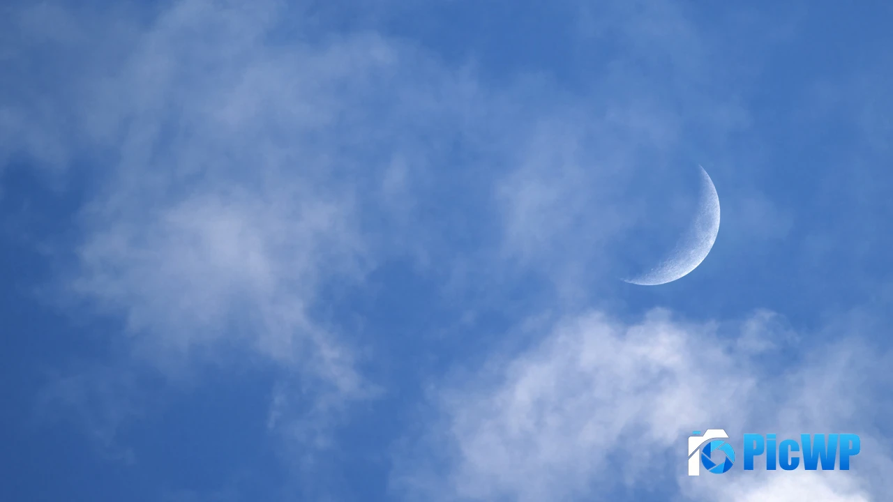 OS X Lion Crescent Moon 4K PC Wallpaper