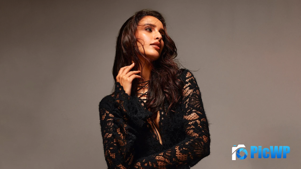 Tripti Dimri Black dress 4K PC Wallpaper
