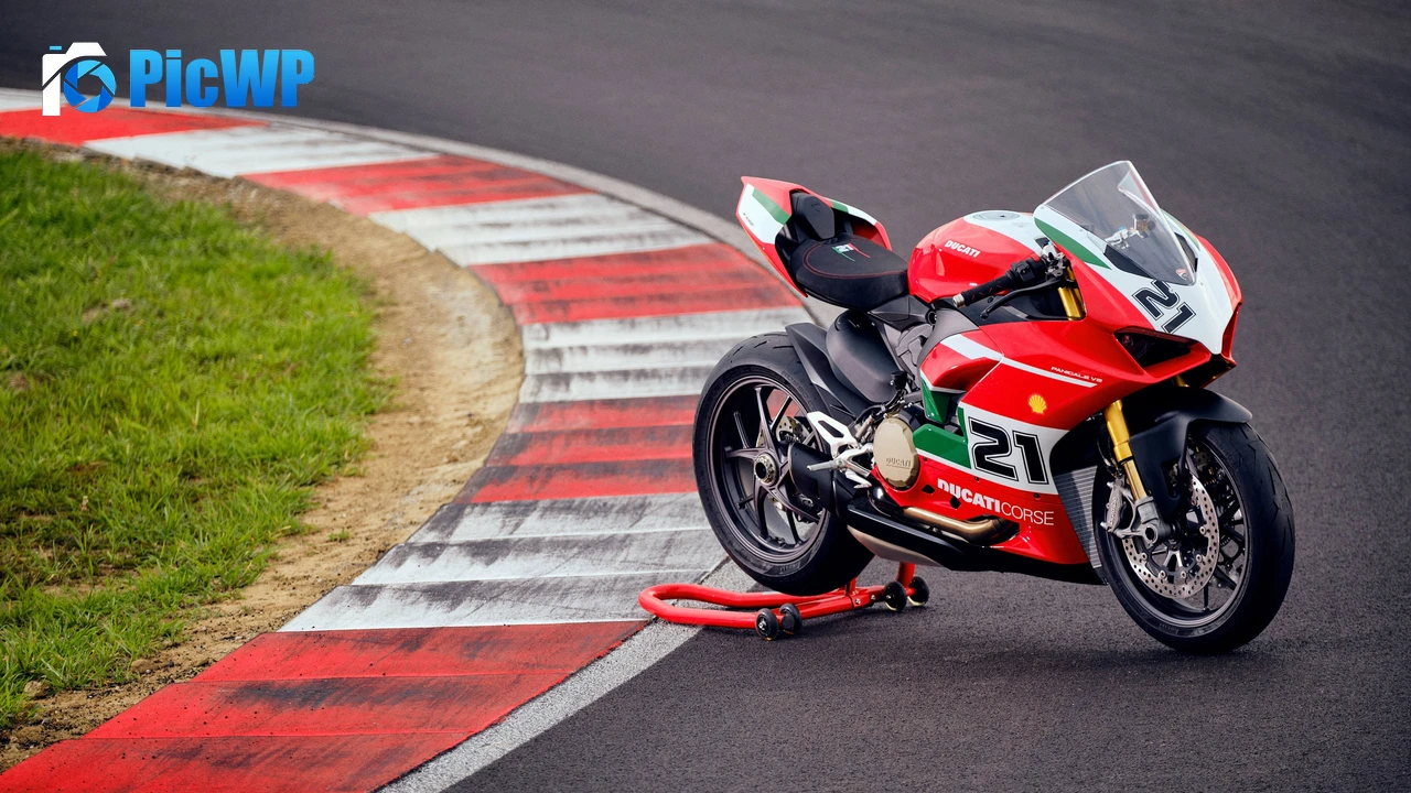 Ducati Panigale V2 Bayliss Race track 4K PC Wallpaper