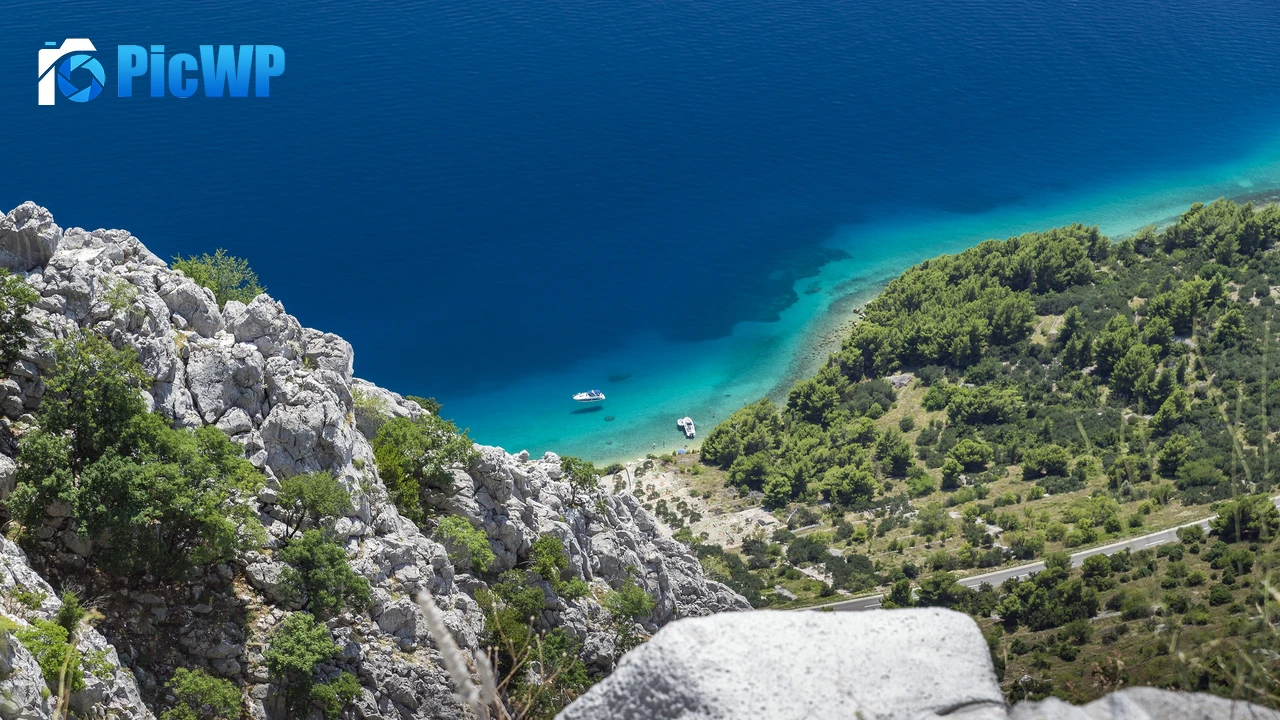 Cliff Floating boats 4K PC Wallpaper