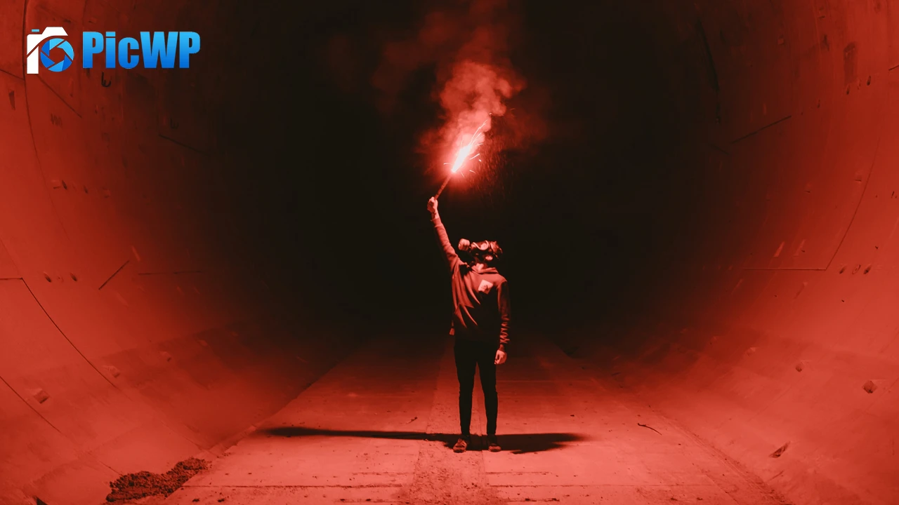 Red Flare Smoke Tunnel 4K PC Wallpaper