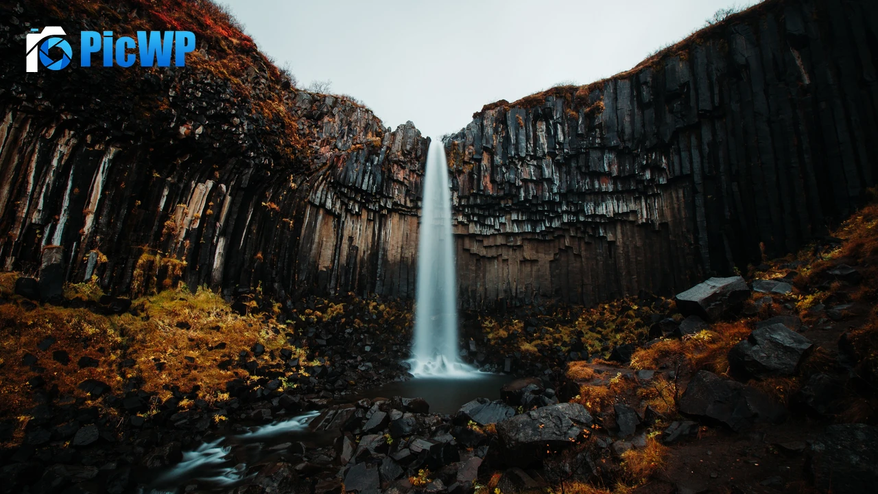 Svartifoss waterfall Skaftafell 4K PC Wallpaper