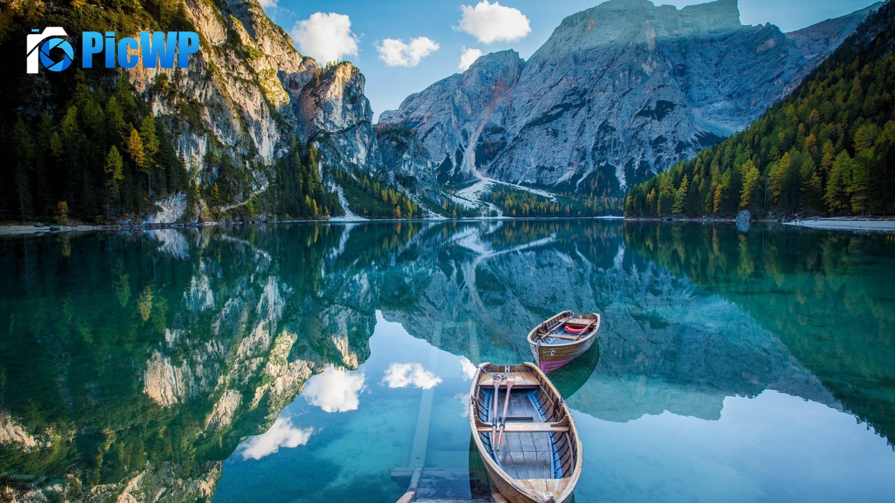 Wooden boat Mirror Lake 4K PC Wallpaper