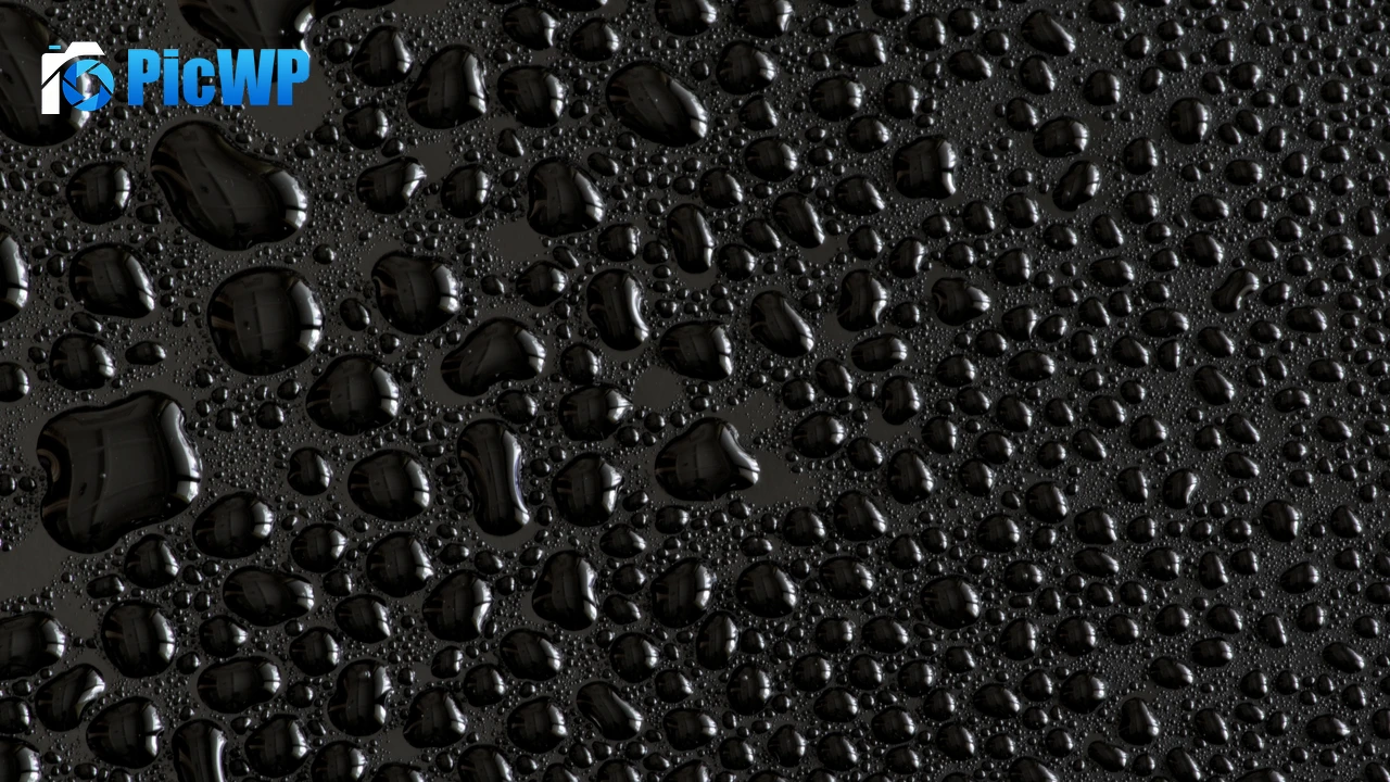 Water droplets Black background 4K PC Wallpaper