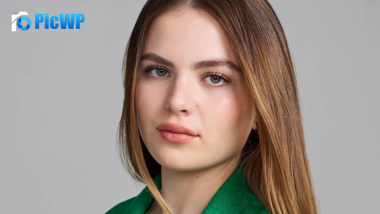 Chiara Aurelia American actress 4K PC Wallpaper