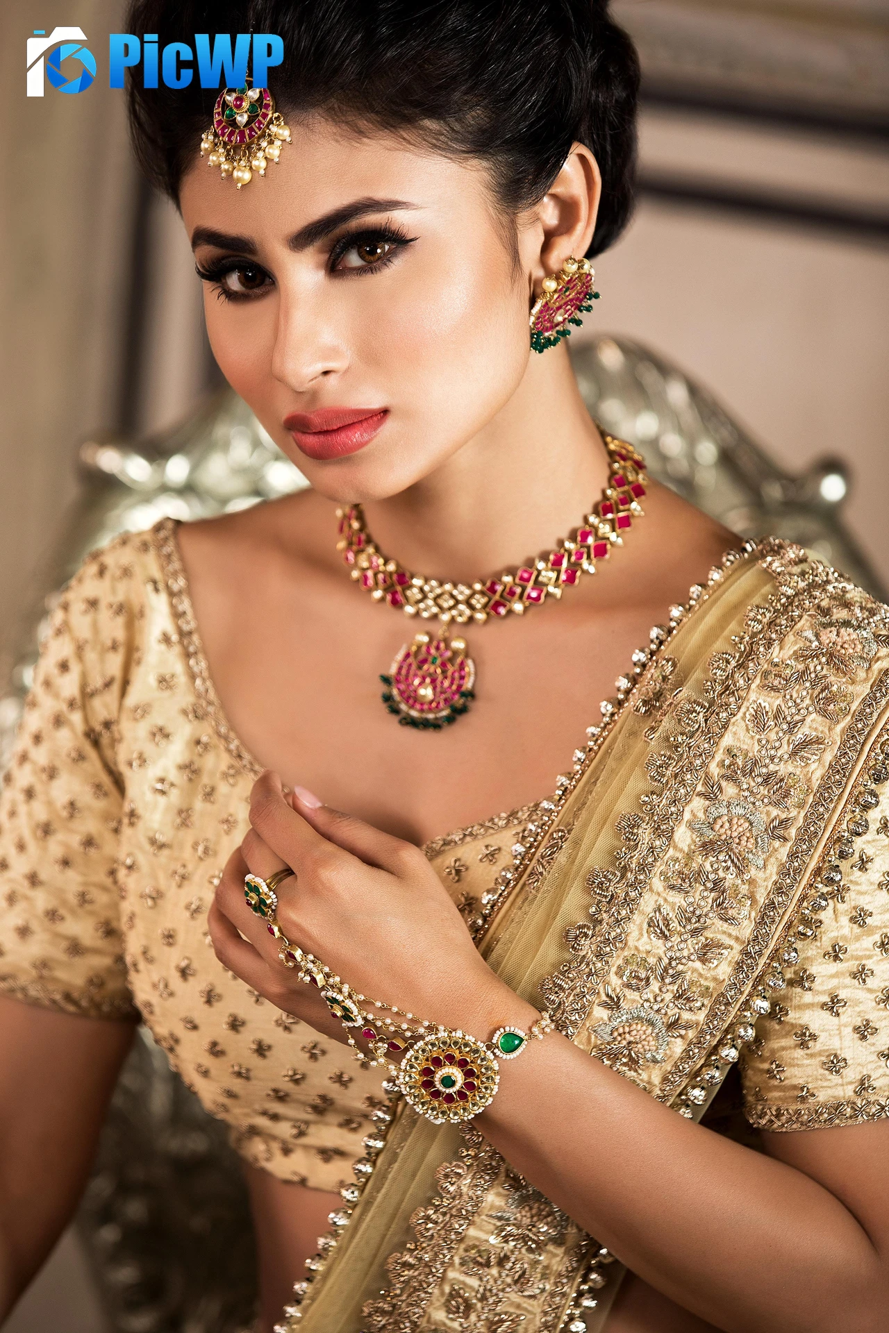 Mouni Roy Mobile phone 5K Mobile Wallpaper