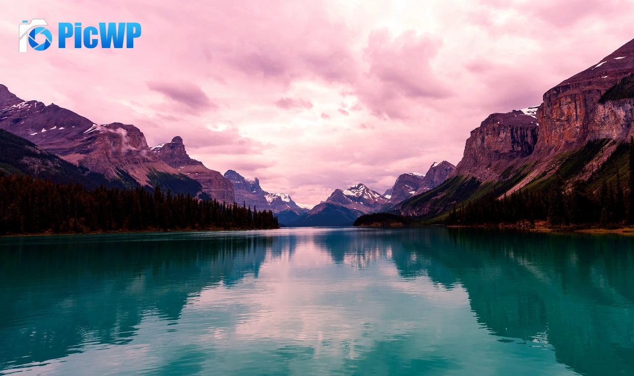 Maligne Lake Aesthetic 4K PC Wallpaper