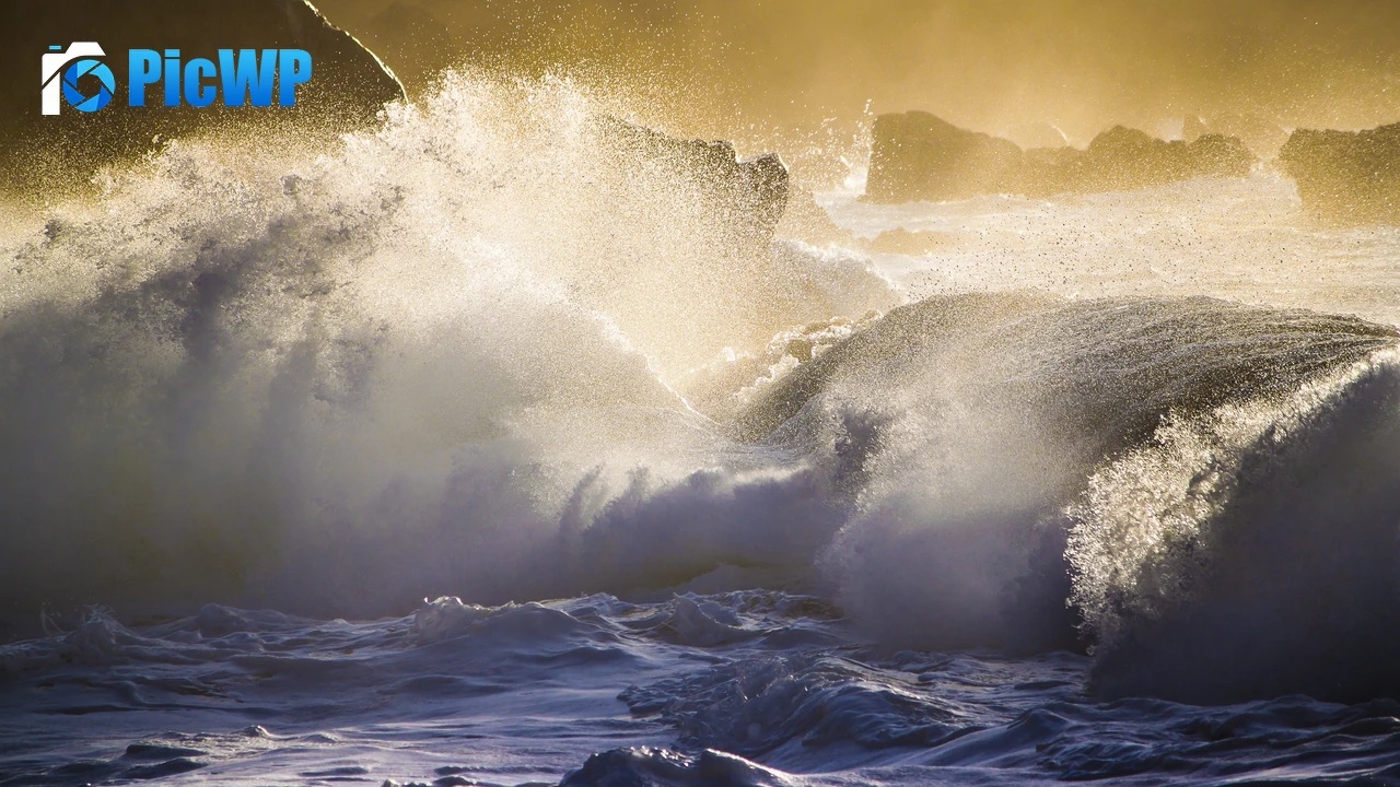Huge Waves Sunset 4K PC Wallpaper