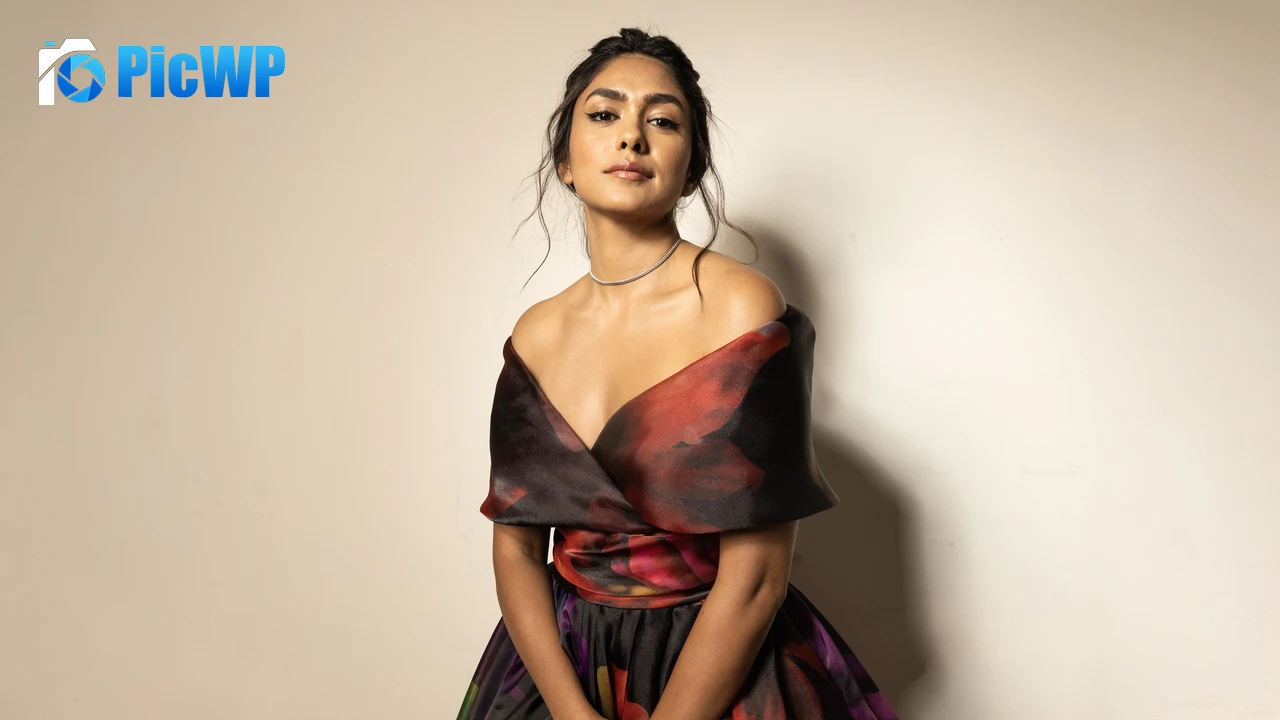Indian actress Mrunal Thakur 4K PC Wallpaper